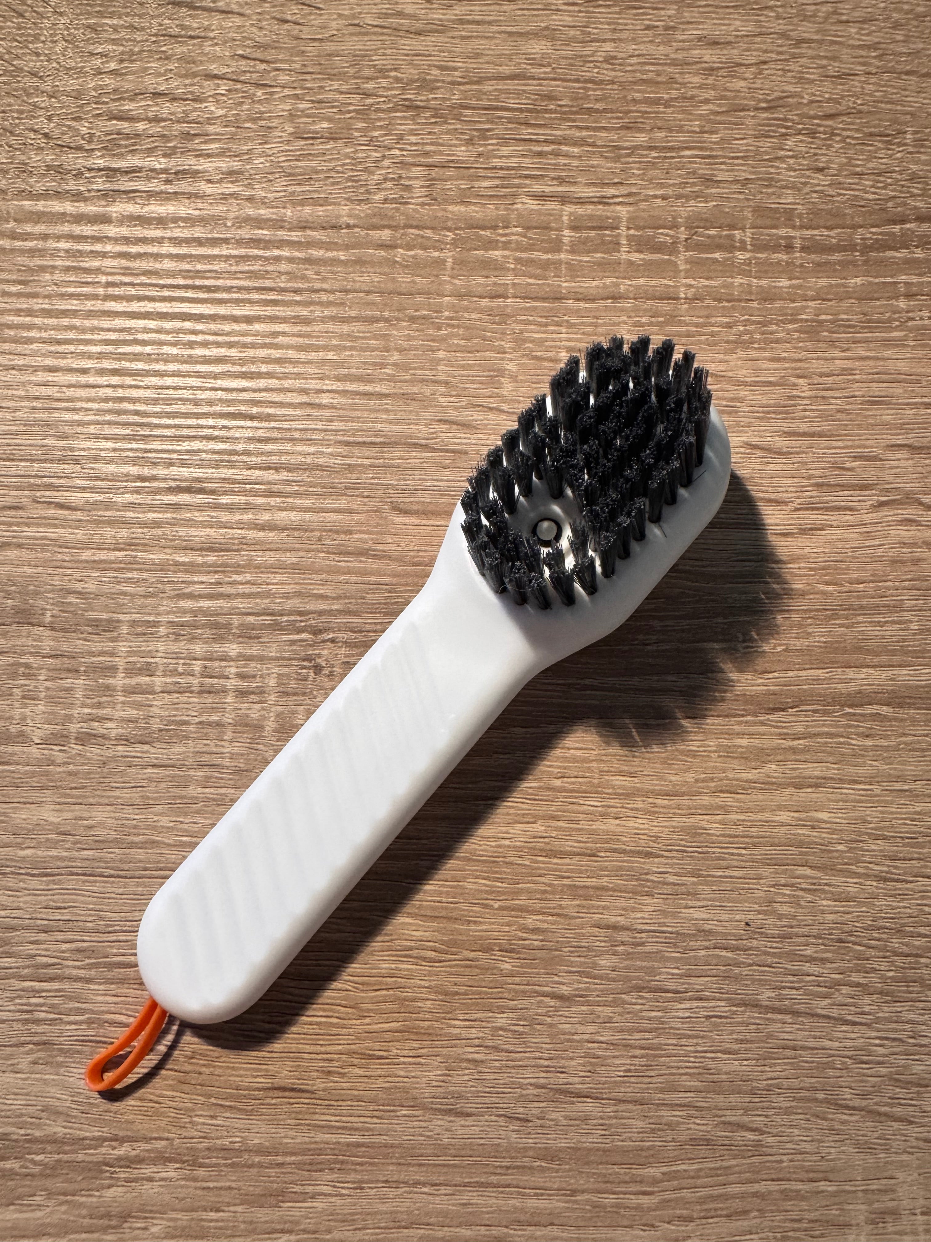 Cepillo con dispensador de agua y jabón