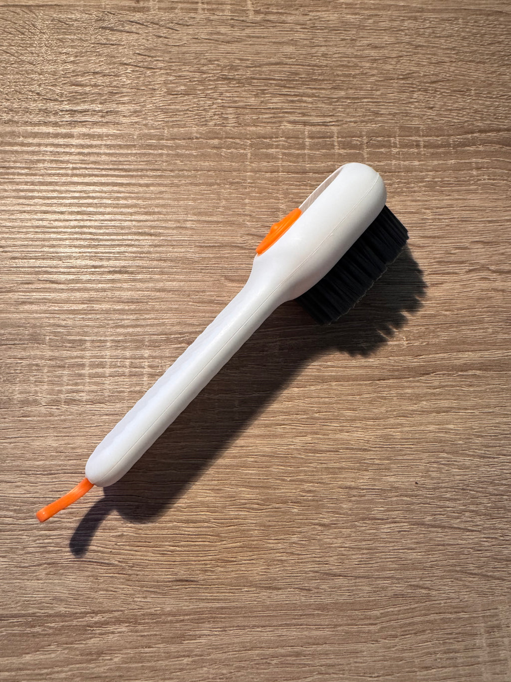 Cepillo con dispensador de agua y jabón