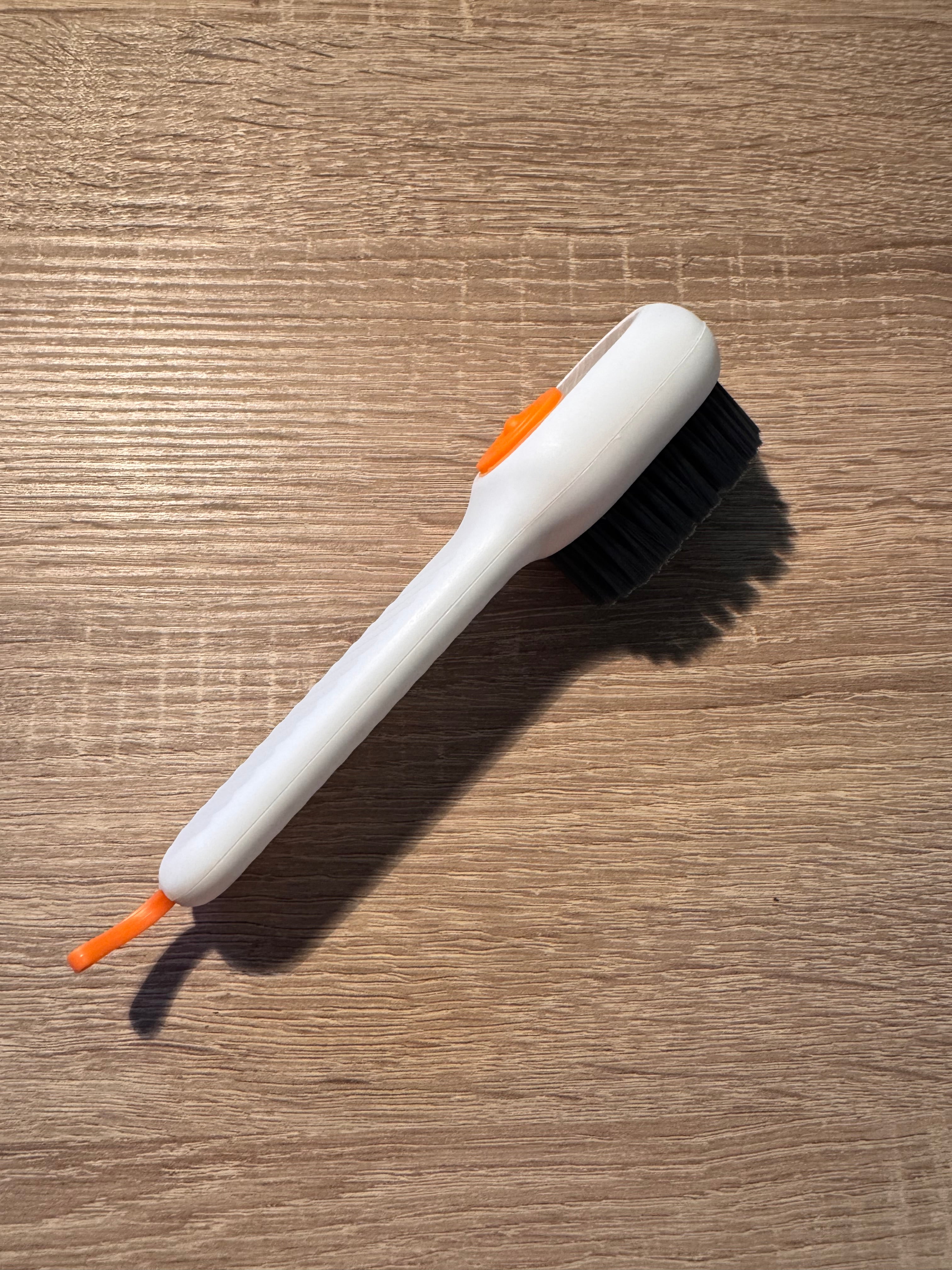 Cepillo con dispensador de agua y jabón