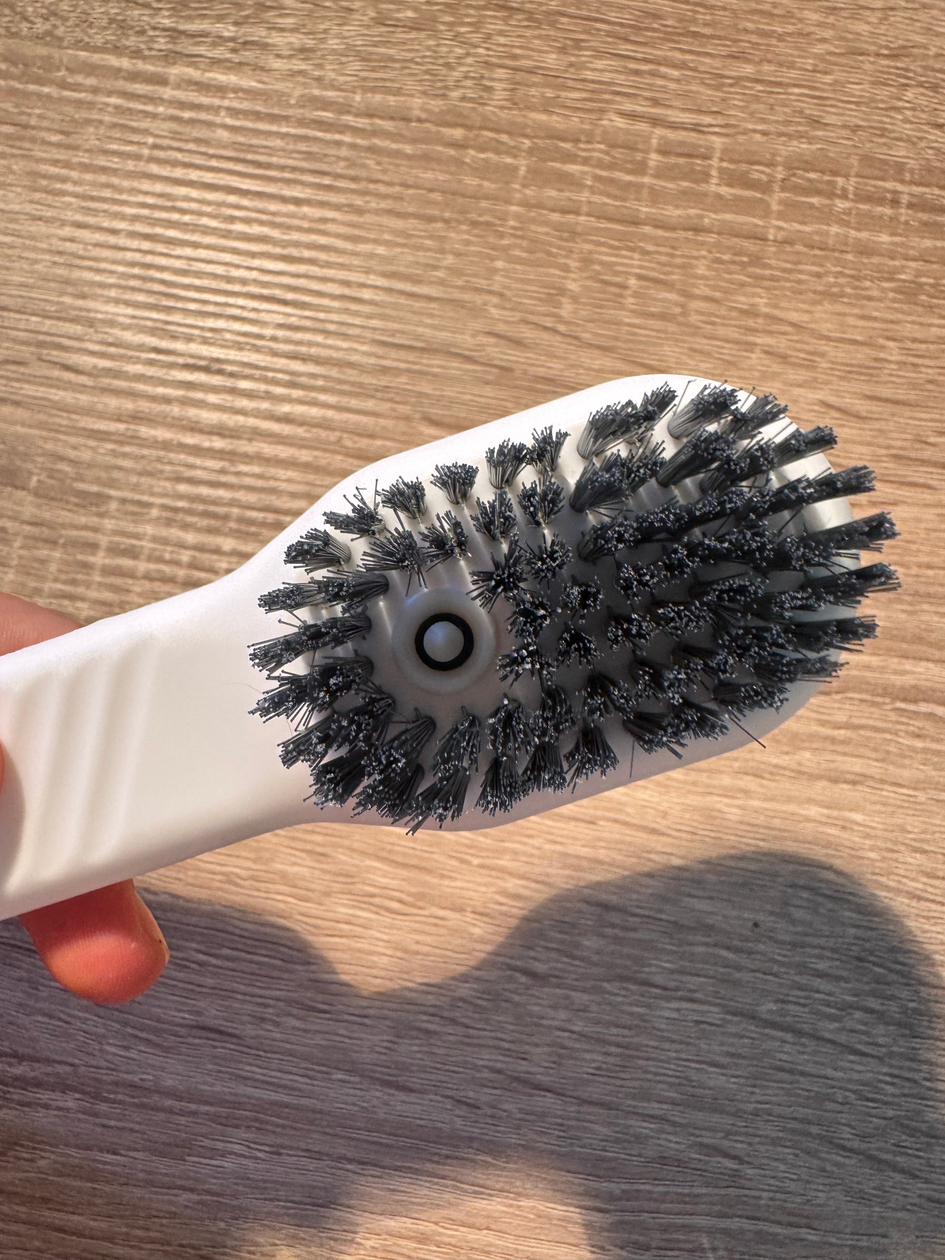 Cepillo con dispensador de agua y jabón